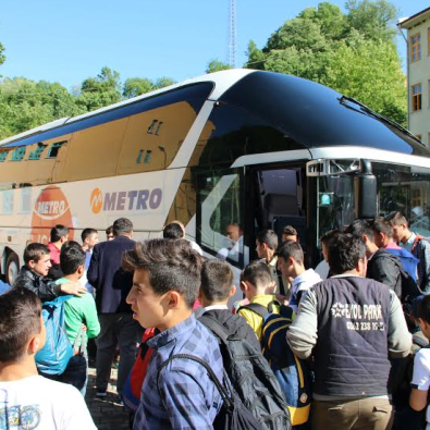 Öğrencilerden “Teşekkürler Galip Amca” Pankartı